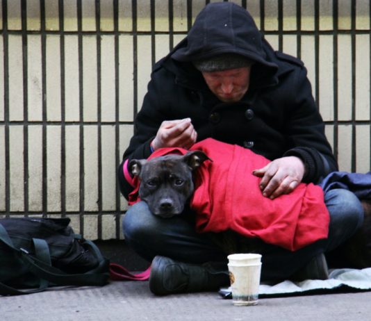 In Frankreich gibt es nach Angaben der Abbé-Pierre-Stiftung „300.000“ Obdachlose