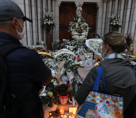 Ehrung für drei tote Gemeindemitglieder ein Jahr nach dem Anschlag auf die Basilika von Nizza