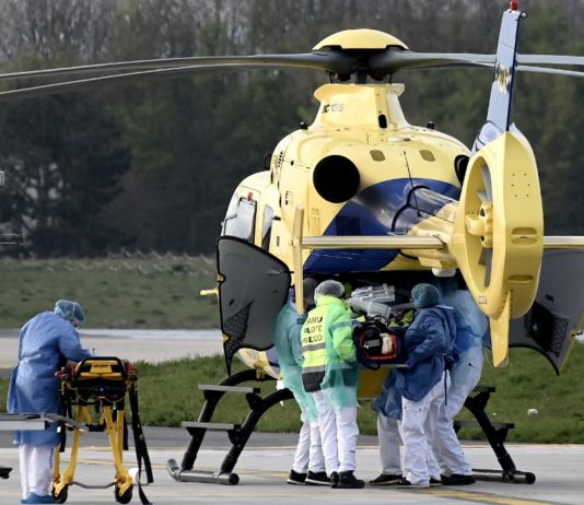 Französische Krankenhäuser beginnen, Covid-19-Patienten nach Deutschland zu schicken