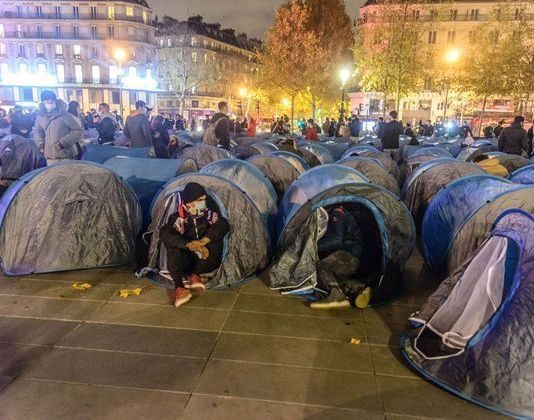 Paris: Migrantenlager von der Polizei gewaltsam evakuiert, Innenminister kritisiert „schockierende“ Bilder