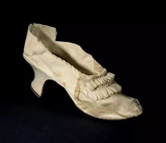 Versteigerung eines Schuhs von Marie-Antoinette für mehr als 40.000 Euro