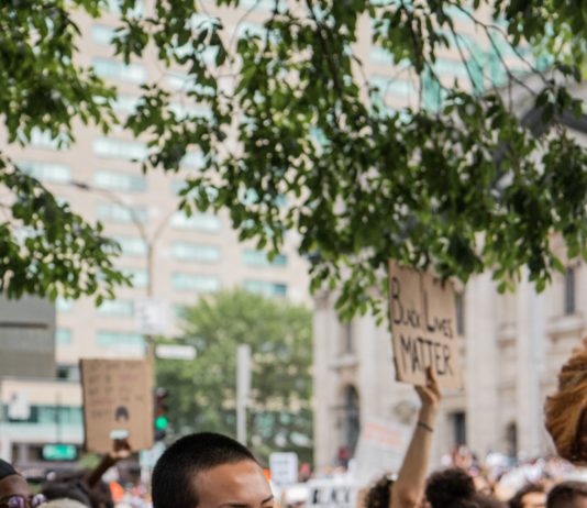 Oise: Junge Demonstranten greifen die Ordnungskräfte vor einem Gymnasium in Compiègne an