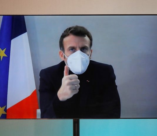 „Es geht mir gut“: Emmanuel Macron in einem auf Twitter geposteten Video…