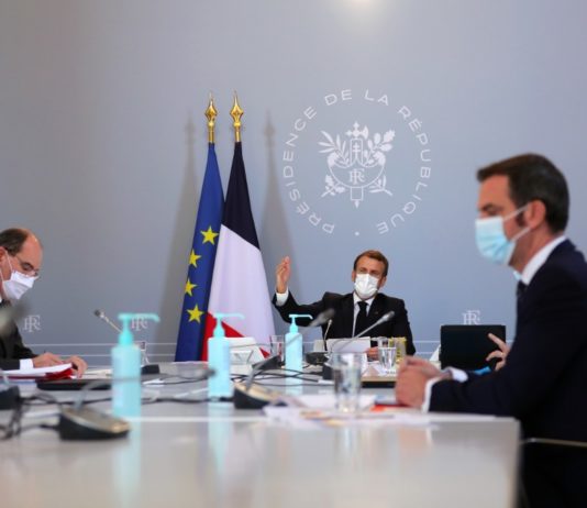 „Die Dinge müssen sich schnell und stark ändern“: Emmanuel Macron ärgert sich über die langsame Impfkampagne