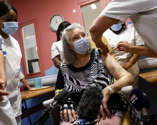 „ICH BIN GERÜHRT“: EINE 78-JÄHRIGE FRAU ERHIELT DIE ERSTE DOSIS DES COVID-19-IMPFSTOFFS IN FRANKREICH