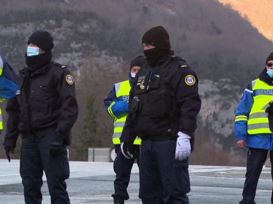 Coronavirus: Skifahrer, die aus Spanien zurückkehren, werden an der Grenze kontrolliert