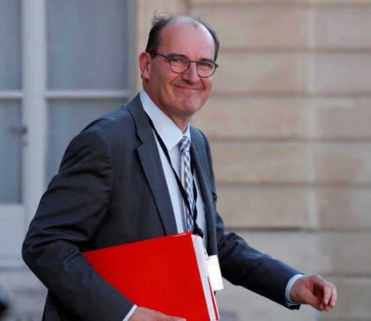 „Wo ist meine Brille?“ : Premierminister Jean Castex bringt bei Pressekonferenz das Internet zum Lachen