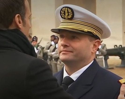 Wer ist Jean-Christophe Perrochon, der diskrete Arzt, der über Emmanuel Macrons Gesundheit wacht?