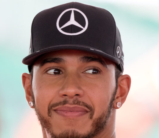 Lewis Hamilton positiv auf Covid-19 getestet und sagt den Großen Preis von Bahrain ab