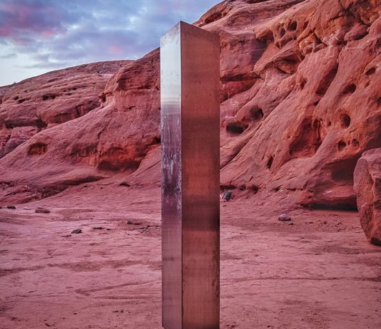 Ein neuer mysteriöser Monolith in Toulouse entdeckt Utah_Desert_Monolith