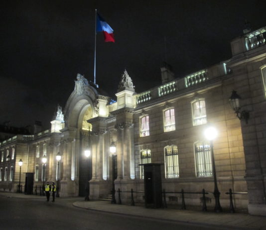 Covid-19: Verbände erstatten Anzeige nach dem Abendessen, das am Mittwochabend zehn Personen um Emmanuel Macron versammelt hat