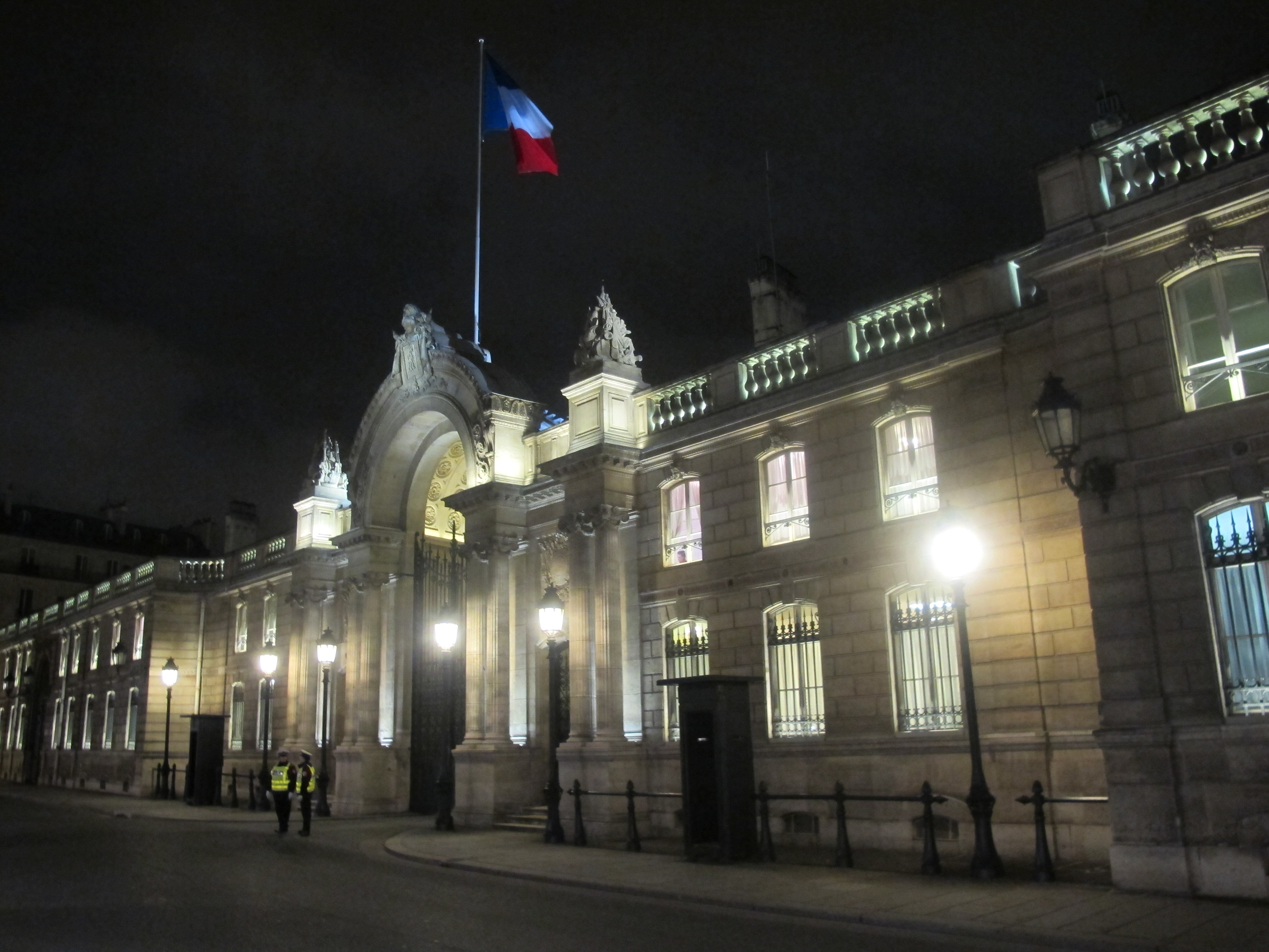 Covid-19: Verbände erstatten Anzeige nach dem Abendessen, das am Mittwochabend zehn Personen um Emmanuel Macron versammelt hat