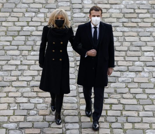 Macron positiv auf Covid-19: seine Frau Brigitte negativ getestet