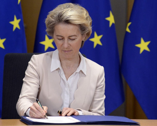 Impfstoffe: Die Europäische Union schlägt mit der Faust auf den Tisch