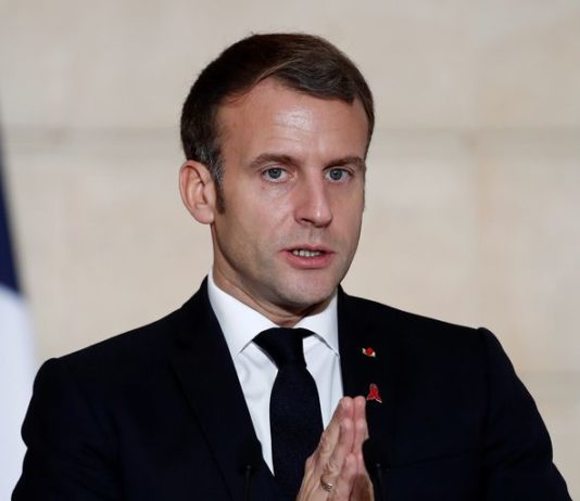 Das Image von Emmanuel Macron verbessert sich einer Umfrage zufolge vor allem bei jungen Leuten.