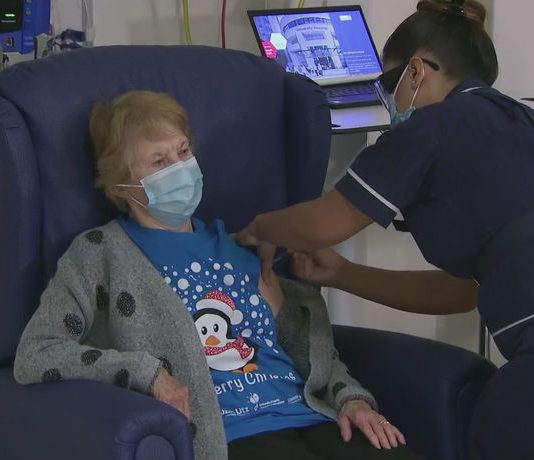 Covid-19: Margaret Keenan (90) erhält als erste Patientin der Welt den Impfstoff von Pfizer/BioNtech