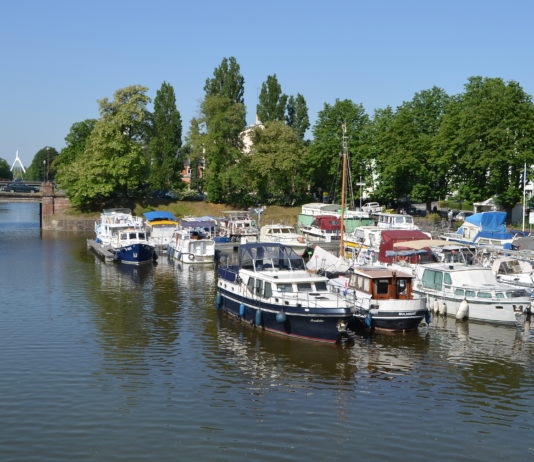 Mulhouse: Auto stürzt in den Kanal – zwei Feuerwehrleute tauchen, um die Insassen zu retten