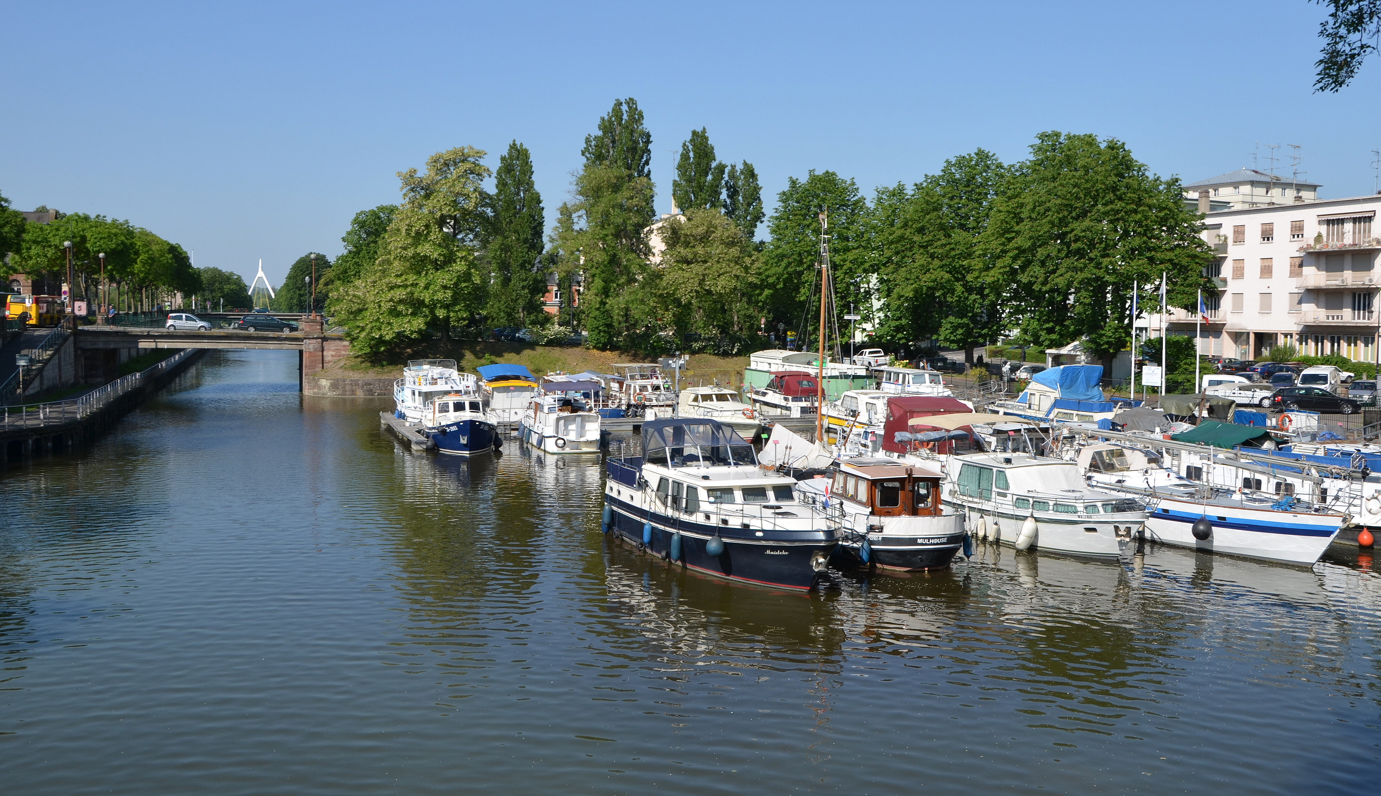 Mulhouse: Auto stürzt in den Kanal - zwei Feuerwehrleute tauchen, um die Insassen zu retten