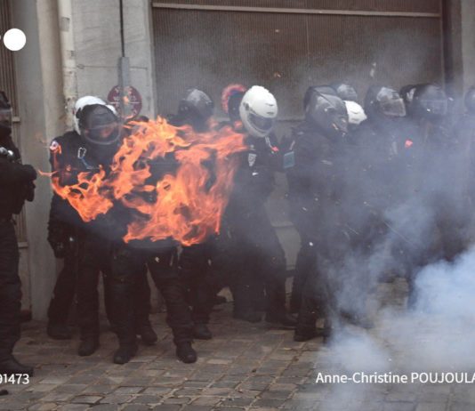 Neues Sicherheitsgesetz: Wurde wirklich ein brennender Polizist während einer Demonstration in Paris fotografiert?