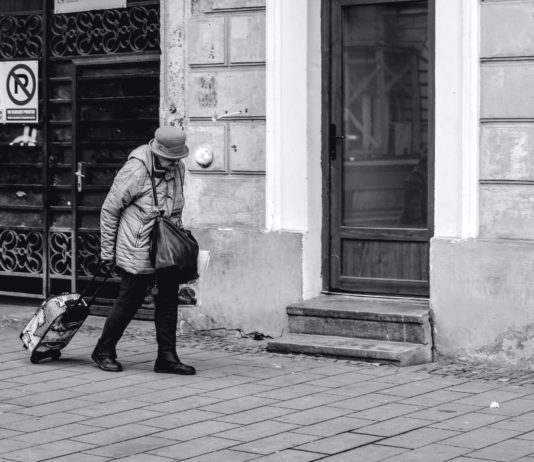 Covid-19: An Alzheimer erkrankte 73-jährige Frau wird wegen einer falsch datierten Ausgangsbescheinigung bestraft