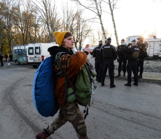 Massen-Rave-Party endet erst heute, nachdem die Polizei sie an Silvester nicht stoppen konnte