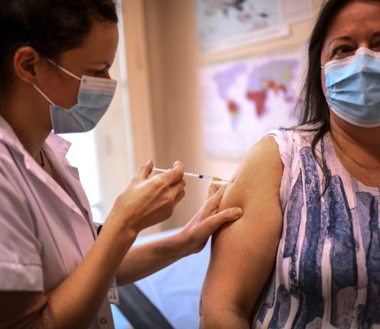 Covid-19: Europäische Arzneimittelbehörde empfiehlt 3 Wochen zwischen den Injektionen des Impfstoffs von Pfizer