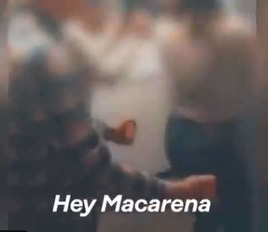 Seine-Saint-Denis: Mitten in der Ausgangssperre feiern Polizisten einen Abschied ohne Masken und tanzen den ganzen Abend.