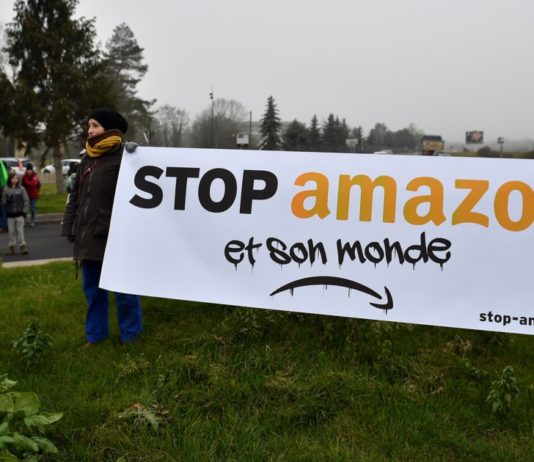 Mehrere hundert Gegner von Amazon demonstrieren
