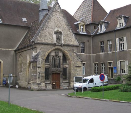 In einer Wand der Kapelle findet ein Arbeiter eine 165 Jahre alte Botschaft