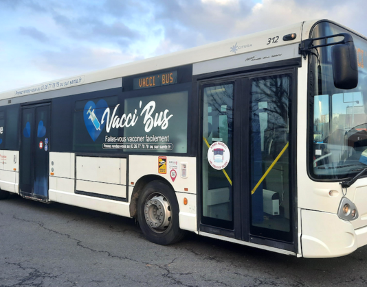 Covid-19: in der Marne werden Menschen an Bord eines Busses geimpft