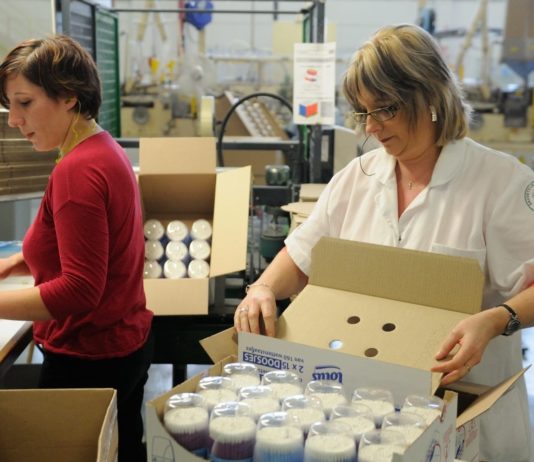 Covid-19: Ein Unternehmen möchte seine Mitarbeiter zwingen, eine Box zu tragen, die bei zu engem Kontakt klingelt