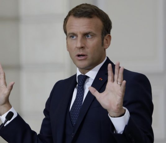 Emmanuel Macron gibt zu, dass er seine Strategie „von einer Woche zur nächsten“ ändern könnte.