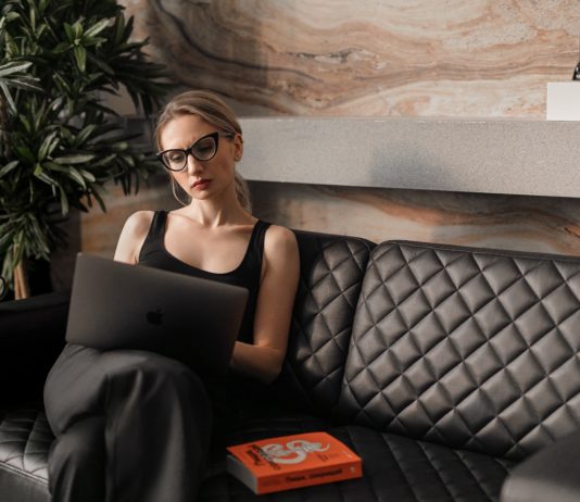 Gleichstellung der Geschlechter: Die Parität an der Spitze von Unternehmen schreitet voran, aber nicht auf allen Ebenen