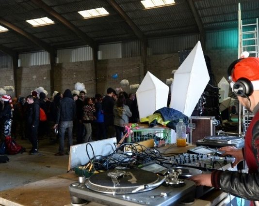 Rave-Party in der Bretagne: Wie isoliert man die mehr als 2.500 Teilnehmer, um die Ausbreitung des Virus zu verhindern?