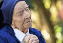 Die älteste Frau Frankreichs wird 117 Jahre alt nachdem sie Covid-19 besiegt hat