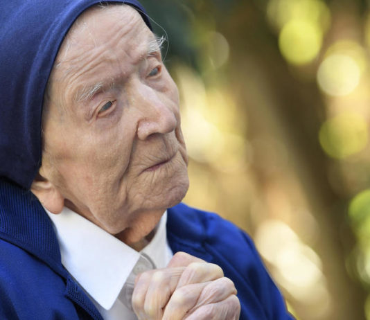 Die älteste Frau Frankreichs wird 117 Jahre alt nachdem sie Covid-19 besiegt hat