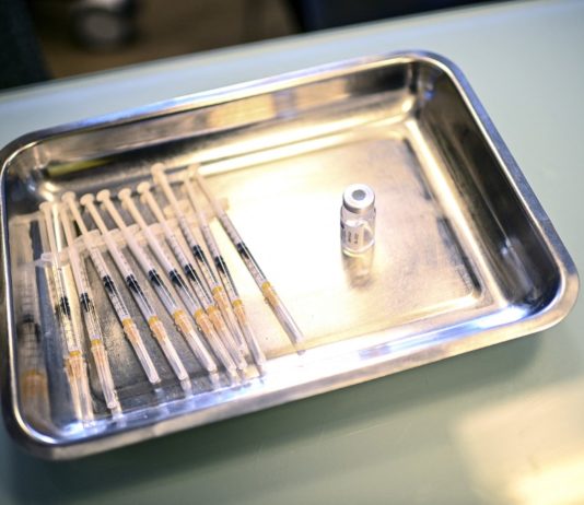 Covid-19-Impfstoffe: Bericht über unerwünschte Nebenwirkungen seit Beginn der Kampagne