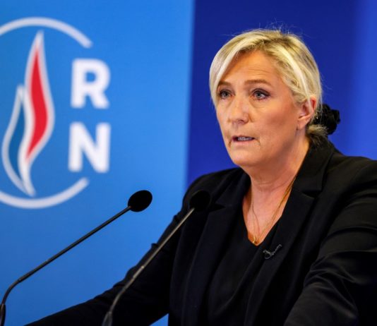 Fotos der Gruppe Islamischer Staat auf Twitter veröffentlicht: Marine Le Pen und Gilbert Collard zu 5.000 Euro Geldstrafe verurteilt