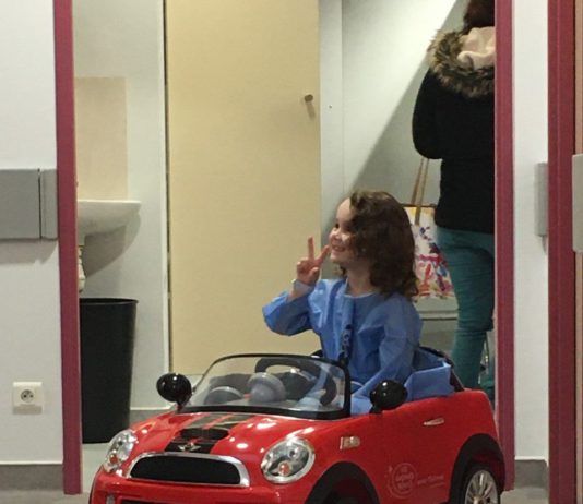 In einer Klinik in Agen steigen Kinder in Miniautos und fahren in den Operationssaal