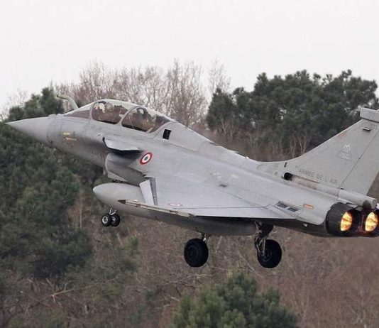 Zwei Rafale-Kampfflugzeuge im Tiefflug kappen mehreren hundert Einwohnern den Strom