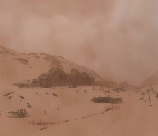 Schnee bedeckt mit Sand aus der Sahara: Unglaubliche Bilder aus den Pyrenäen