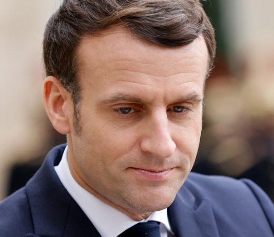 COVID-19: Macron spricht über mögliche Risiken des chinesischen Impfstoffs