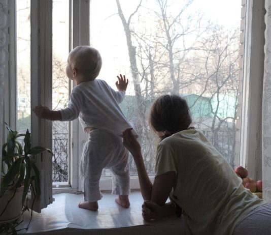 Saint-Etienne: Ein Kleinkind fällt vier Stockwerke tief und bleibt fast unverletzt