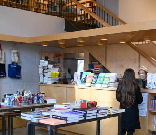 Bücher mit Botschaft: Wie die extreme Rechte in Frankreich die Bestsellerlisten erobern will Buchhandlung-Illustration