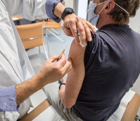 Covid-19: Ausweitung der Anwendung des Impfstoffs von AstraZeneca auf „65-75-Jährige“ mit „Vorerkrankungen“, kündigt Olivier Véran an