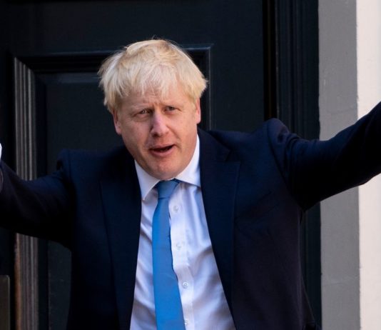 Boris Johnson fordert Frankreich auf, alle Migranten, die den Ärmelkanal überqueren, zurückzunehmen