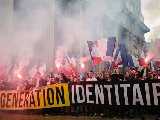 Frankreich verbietet rechtsextreme Anti-Einwanderungs-Bewegung, die zu Hass und Gewalt aufruft