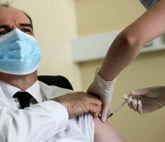 Premierminister Jean Castex erhält seine erste Injektion des Impfstoffs von AstraZeneca