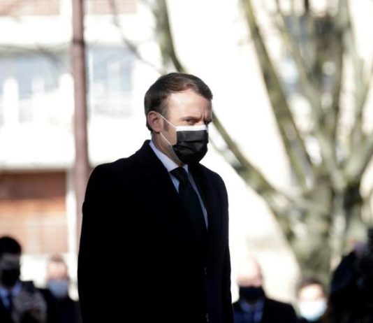 Emmanuel Macron zollt Opfern des Terrorismus Tribut