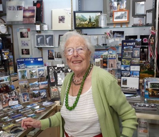 Mit 102 Jahren verkauft sie weiterhin ihre Fotos und Postkarten…